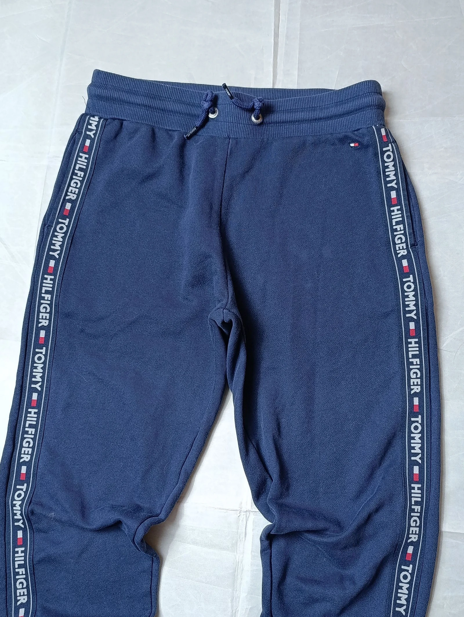 🔥 Pantalones de jogging azul marino Tommy Hilfiger con cinta lateral con letras 🔥 – photo 2